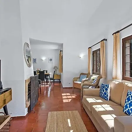 别墅 Sleeps 4 With Pool Air Con And Wifi