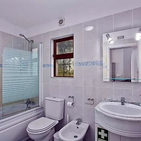 别墅 Sleeps 4 With Pool Air Con And Wifi